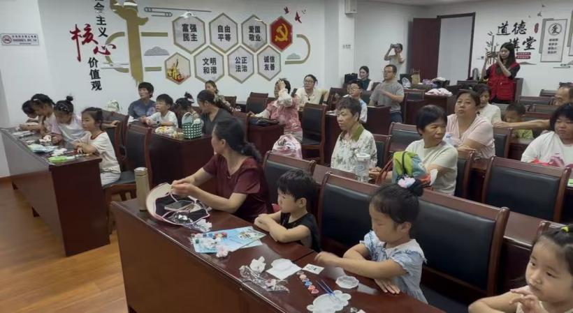 图1 活动现场全体参与儿童与家长图