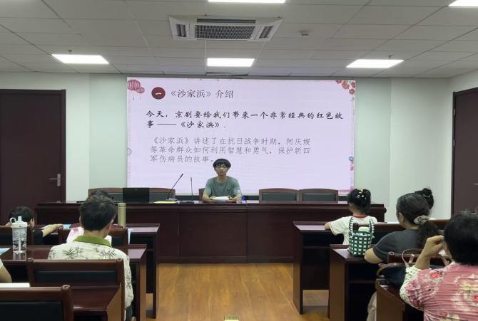 图2 葛泽宇同学介绍红色戏曲曲目《沙家浜》