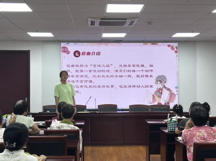 图3 赵梓渟同学介绍昆曲知识